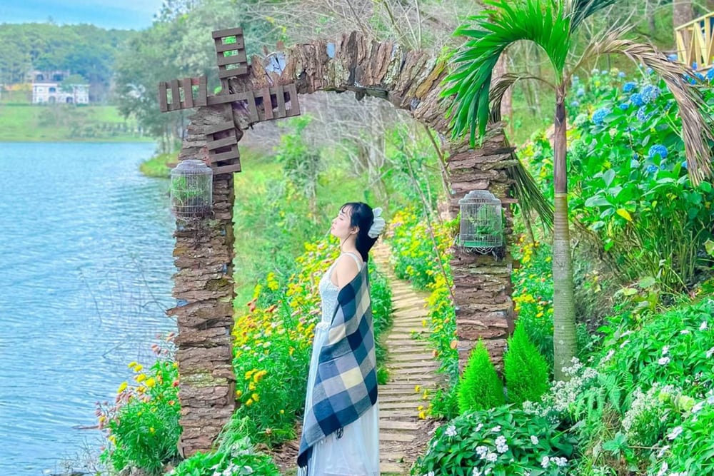 Bạn có thể lựa chọn chụp ảnh với góc nghiêng tại cổng cối xay gió để tạo nét dịu dàng, sang chảnh, hài hòa với thiên nhiên